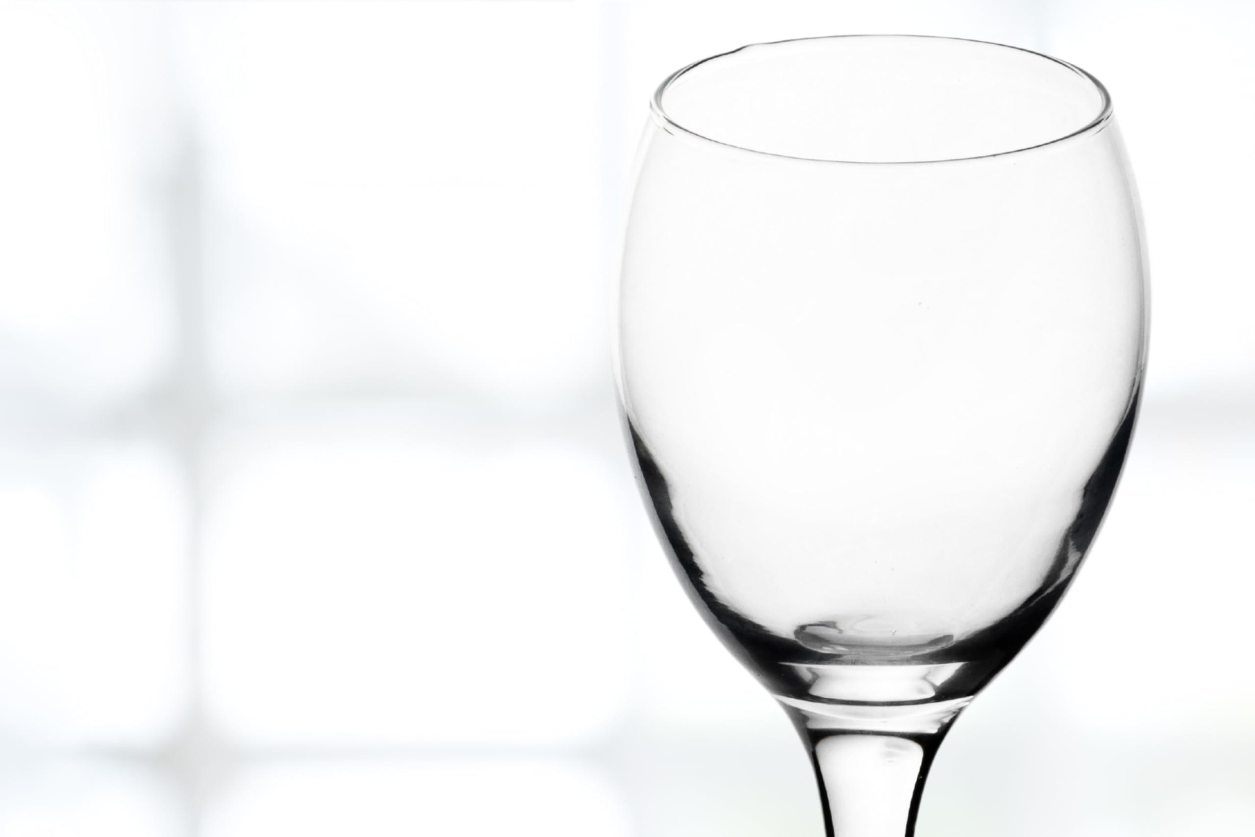 Wine Glasses – 8.25 Ounce Crystal Clear Stemmed Goblets, Perfect for Red Wine, Champagne and Cocktails – Elegant Glassware for Parties and Everyday Use